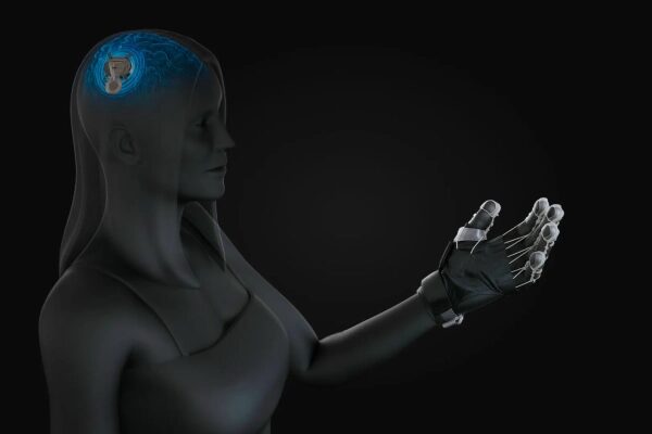 Изображение киборг-гуманоида с имплантом мозга и бионической рукой на темном фоне.