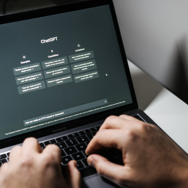 STAT+: Данные показывают, что люди все чаще обращаются к чат-ботам за советами по вопросам здоровья. 1 Экран с чатом ChatGPT, использующим ИИ или искусственный интеллект. Мужчина ищет информацию с помощью чат-бота с искусственным интеллектом, разработанного OpenAI. Варшава, Польша - 2 декабря 2022 г.