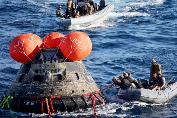 Спасательная операция на море: команда эвакуирует капсулу космического корабля из воды.