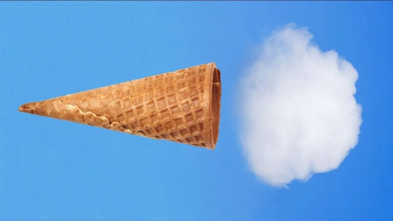 Вафельный конус выглядит как облако на фоне голубого неба, сочетание природы и фантазии.