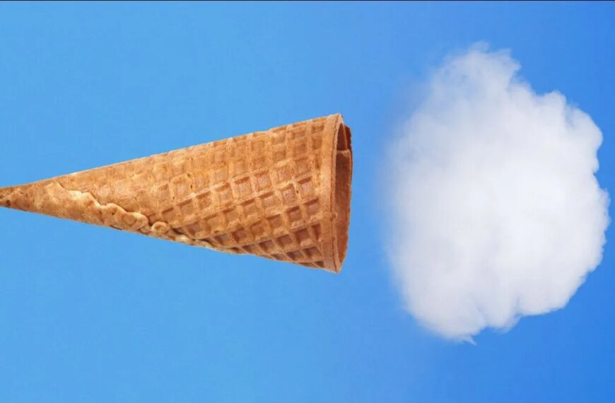 Вафельный конус выглядит как облако на фоне голубого неба, сочетание природы и фантазии.