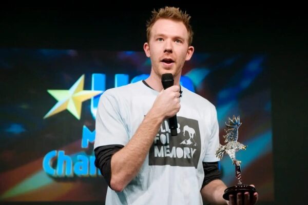 Нельсон Деллис держит свой трофей после победы на ежегодном чемпионате США по запоминанию, проходившем в Нью-Йорке в 2011 году.