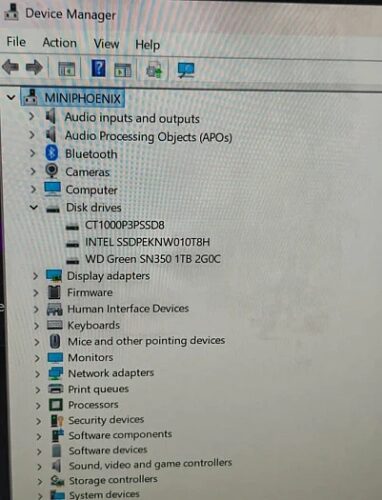 Адаптер PCIe позволяет подключить к PCI Express x16 и видеокарту, и два накопителя M.2
