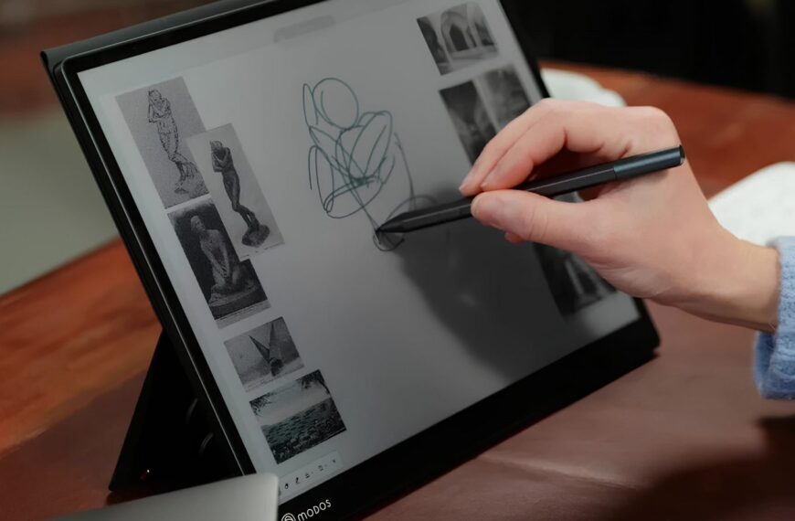 Человек рисует на электронном планшете стилусом. Эскизы статуй на экране.