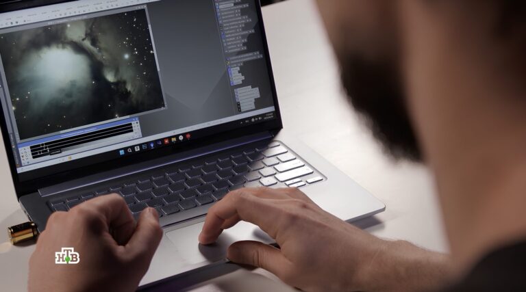 Человек редактирует астрофотографию на ноутбуке с помощью специализированного ПО.