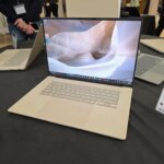 Ноутбук ASUS Zenbook на выставке, открыт рабочий стол Windows.