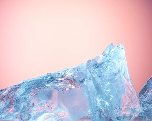 Ледяной кристалл на розовом фоне, крупный план.