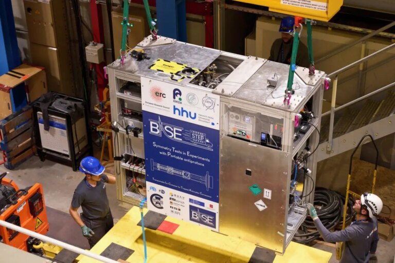 Установление научного оборудования в лаборатории, рабочие в касках.