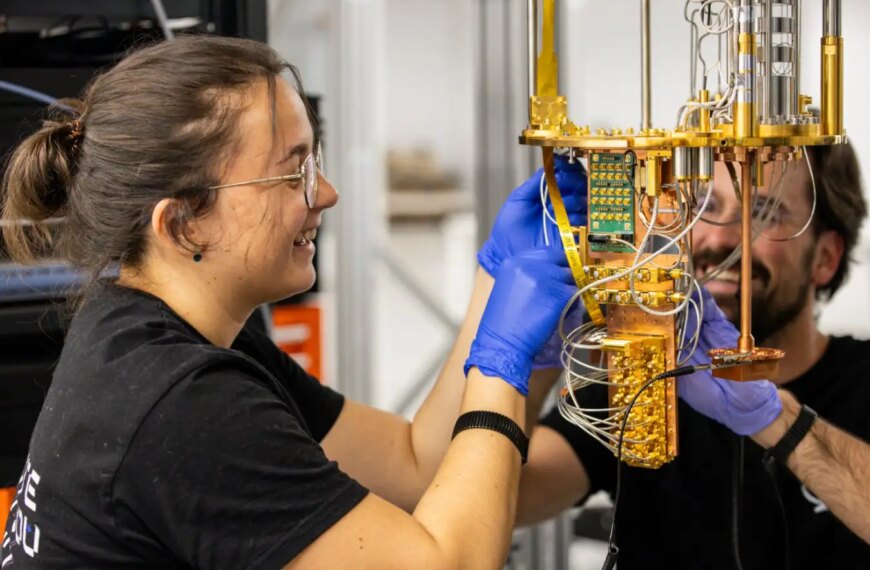Техники работают над квантовым компьютером в лаборатории, используя высокотехнологичное оборудование.