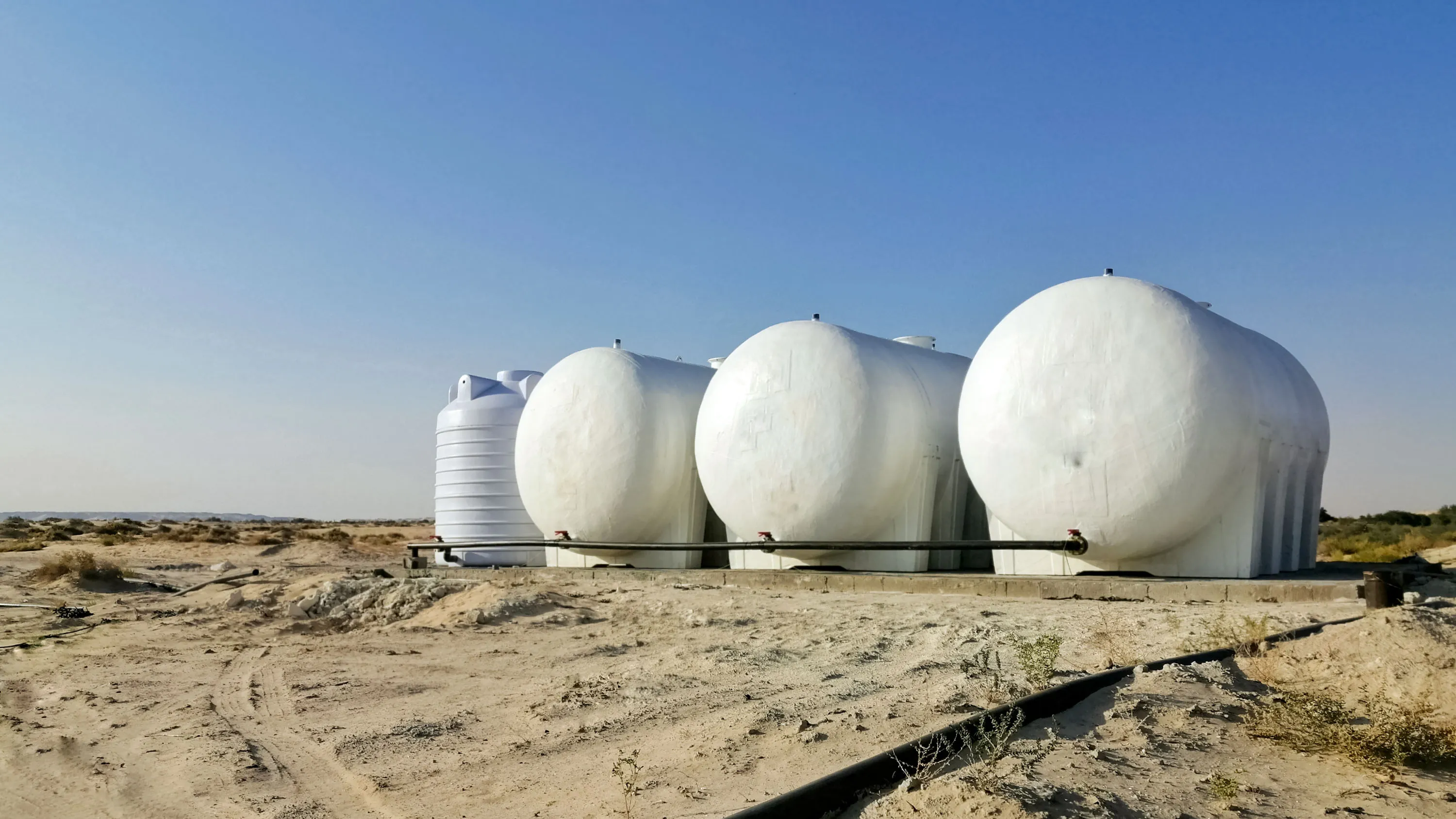 Установка больших резервуаров для воды посреди пустыни