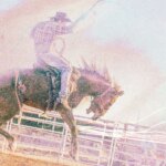 Родео: ковбой на скачущей лошади в загоне, стильная обработка изображения.