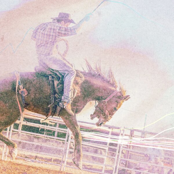 Родео: ковбой на скачущей лошади в загоне, стильная обработка изображения.