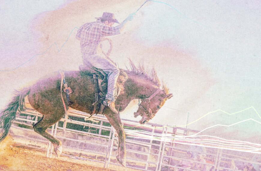 Родео: ковбой на скачущей лошади в загоне, стильная обработка изображения.