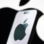 iPhone с логотипом Apple на фоне крупного логотипа Apple, минималистичный дизайн.