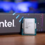 Процессор Intel Core на фоне фирменной коробки, технология для ПК.