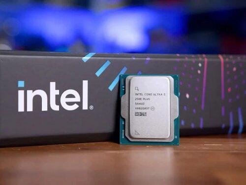 Процессор Intel Core на фоне фирменной коробки, технология для ПК.