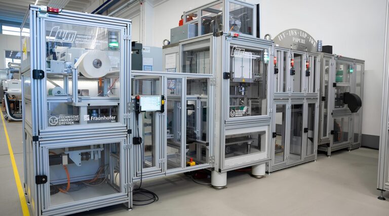 Промышленное оборудование для автоматизации процессов в лаборатории.