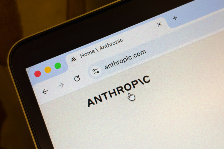 Сайт Anthropic.com открыт в браузере на экране ноутбука. Показано название страницы.
