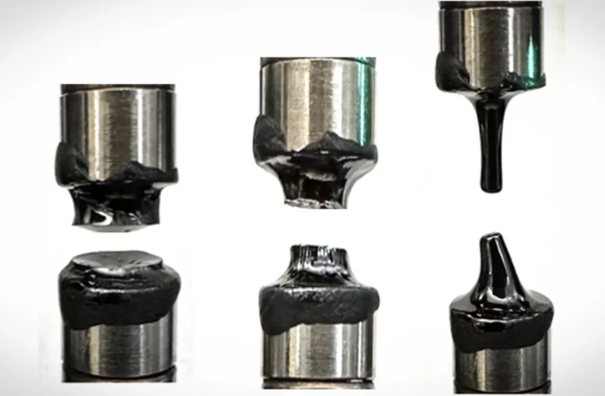 Металлические цилиндры с черным магнитом в разных формах и положениях.