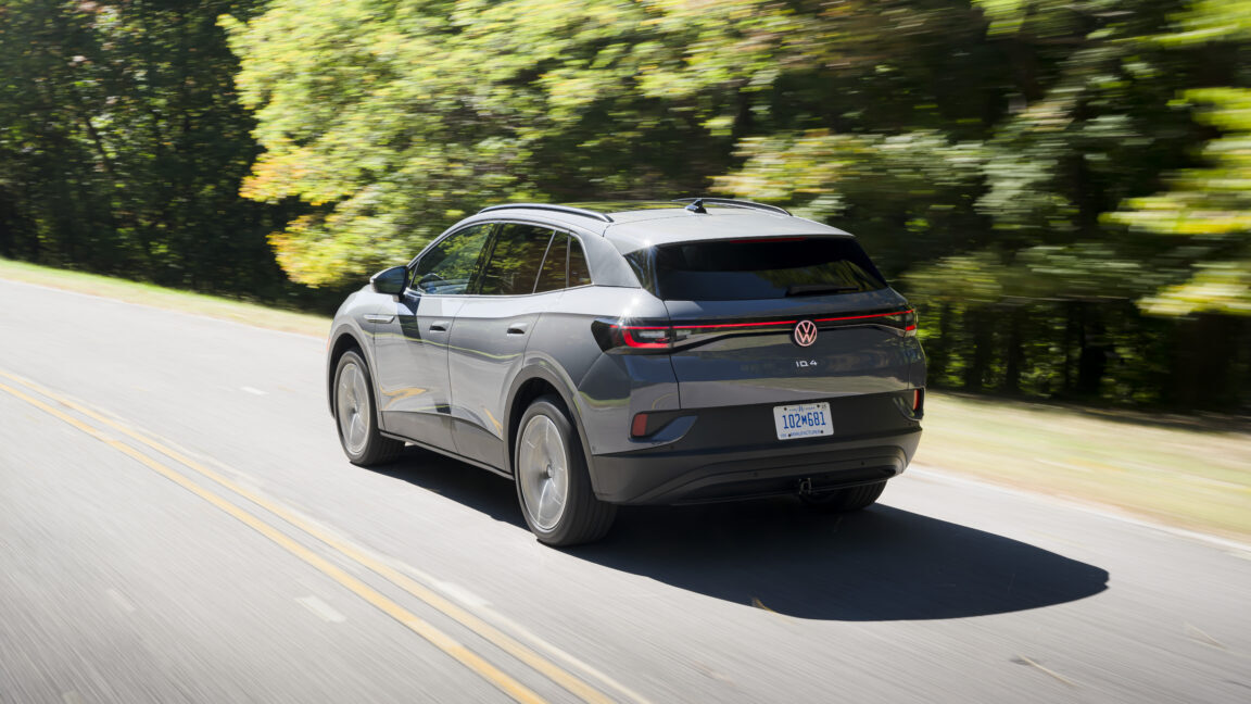 Серый ID.4 отъезжает от камеры.