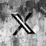 Логотип "X" на текстурированной бетонной стене, черно-белое изображение.