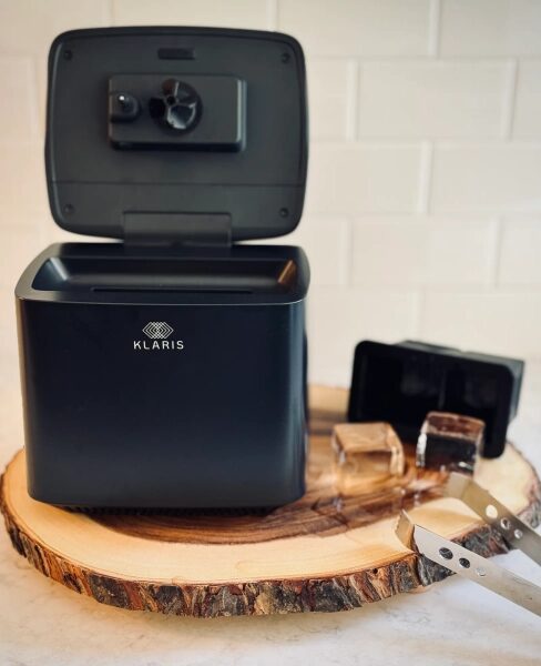 Существует секретный ингредиент для приготовления роскошного льда в домашних условиях. 3 Новая машина Klaris Mini производит прозрачные кубики на заказ и достаточно компактна, чтобы поместиться на кухонной столешнице.