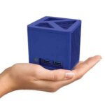 Компактный синий компьютерный куб на ладони для инновационных технологий.