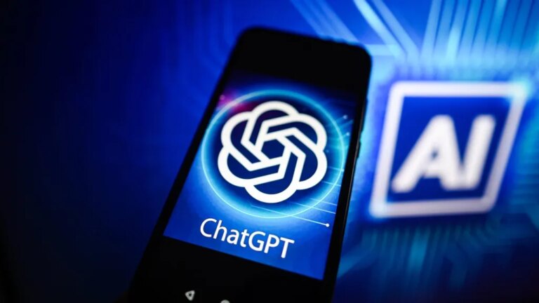 Смартфон с логотипом ChatGPT на фоне технологии AI.