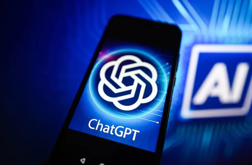 Смартфон с логотипом ChatGPT на фоне технологии AI.