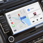 GPS-навигация в автомобиле с картой и музыкальным плеером на дисплее.