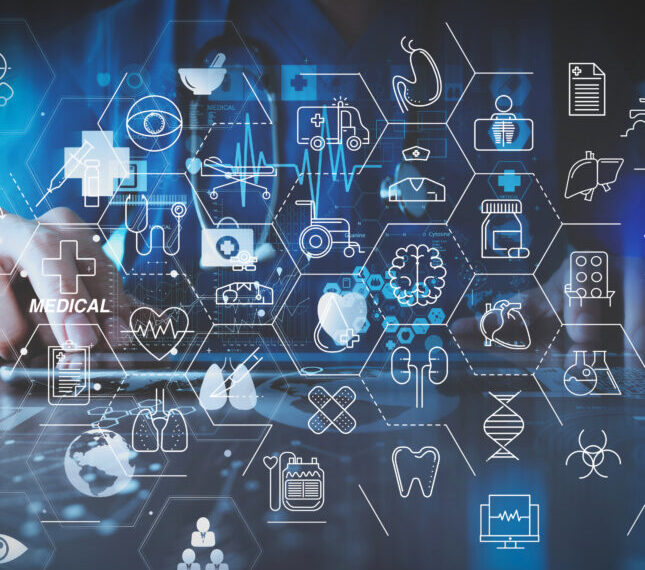 Медицинские технологии и цифровая обработка данных, врач работает за компьютером.