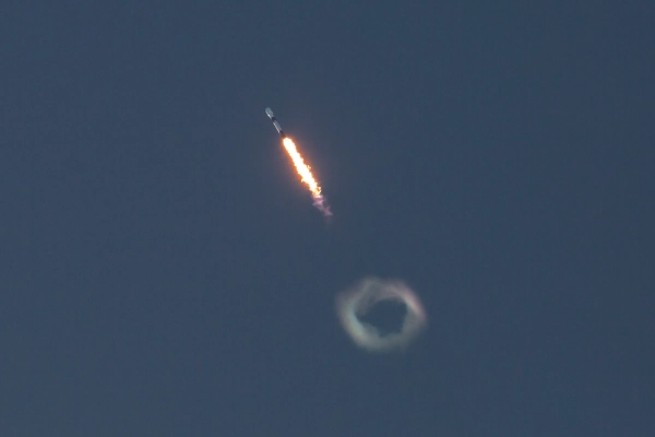 Ракета SpaceX Falcon 9 преодолевает звуковой барьер на пути к орбите после запуска 11 апреля 2026 года.