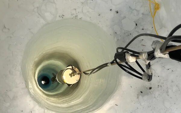 Самые глубокие в мире датчики будут обнаруживать землетрясения по всему миру из глубин Антарктиды 1 Крупный план бура, сверлящего толстый кусок льда