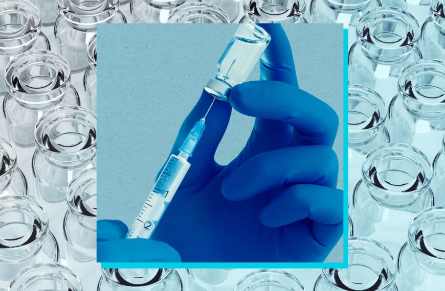 Шприц в руке в перчатке, вакцины в ампулах, медицинская концепция.