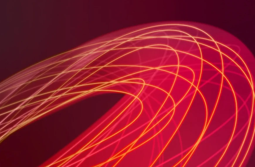 Абстрактные красные линии на черном фоне, создающие динамичный узор.