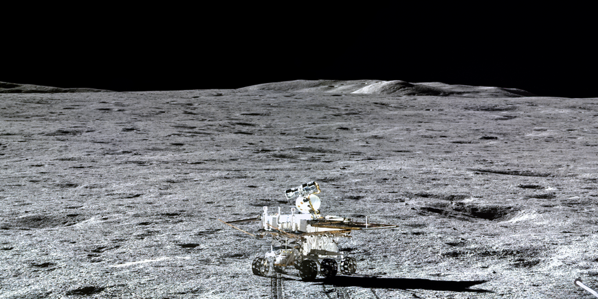 Лунный пейзаж с луноходом на поверхности в невесомости, исследование космоса.