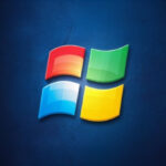 Логотип Windows на синем фоне, четырехцветный стиль, популярная операционная система.