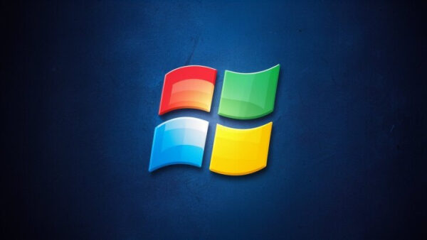 Логотип Windows на синем фоне, четырехцветный стиль, популярная операционная система.