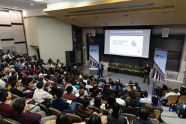 Димитрис Берцимас выступает перед аудиторией