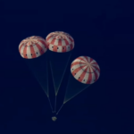 Капсула NASA с тремя парашютами, спускается на Землю, вид сверху.