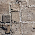 Археологические раскопки: вид сверху каменных руин древнего сооружения.