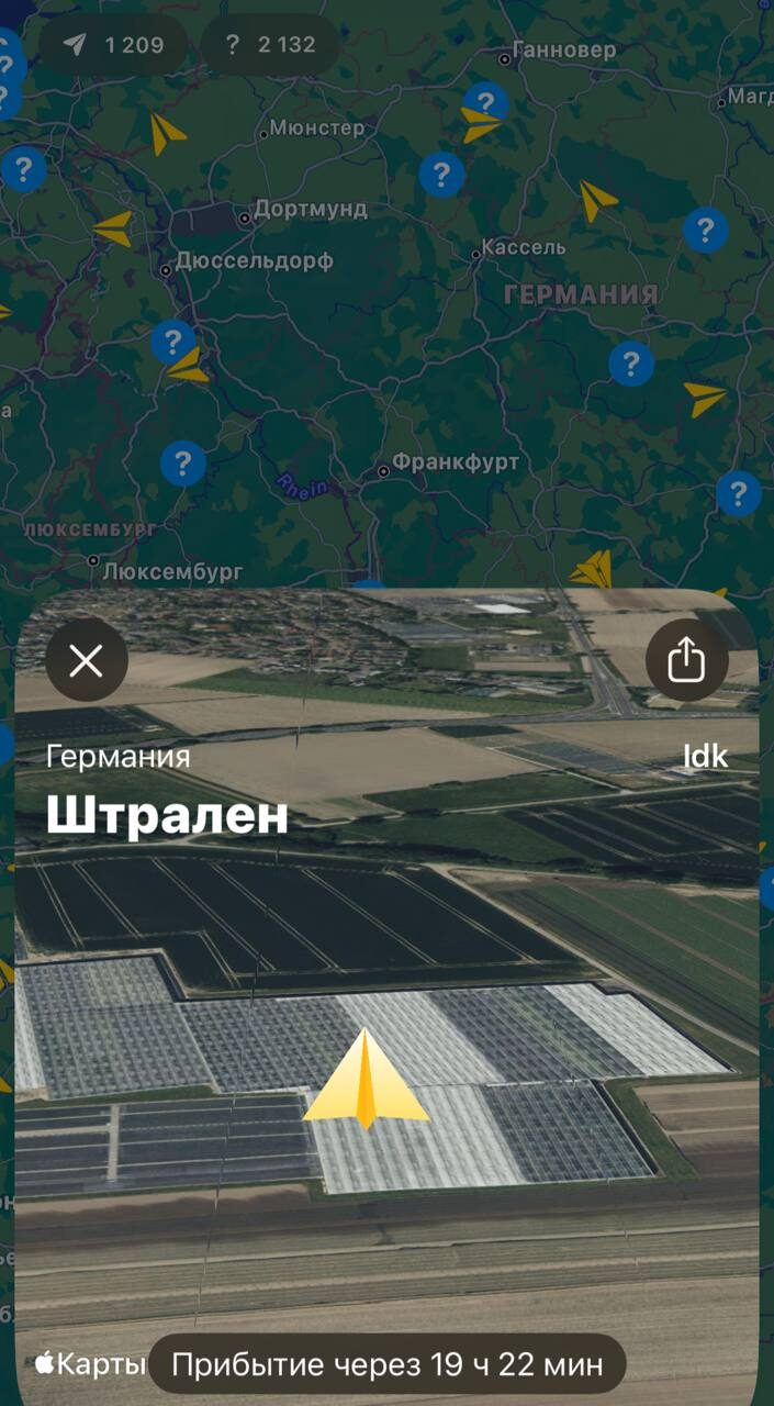 Карта Германии с маршрутом, указателями и видом на сельскую местность рядом с Штраленом.