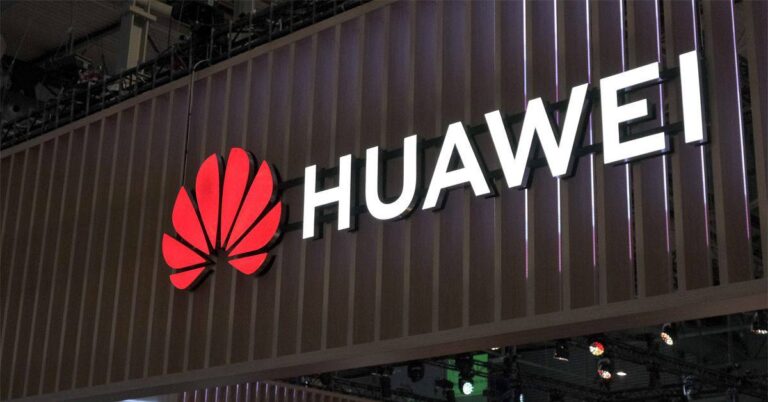 Логотип Huawei на фоне сооружения, крупный план.