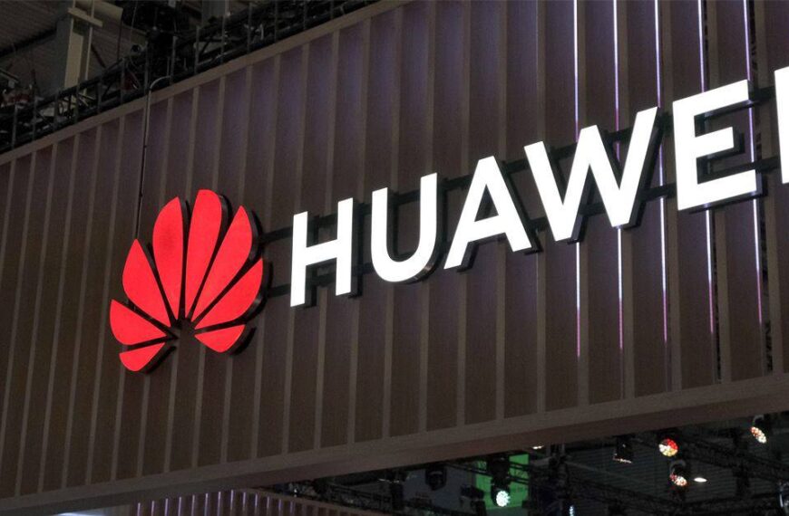 Логотип Huawei на фоне сооружения, крупный план.