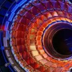 Вид внутри научного прибора с яркими огнями и сложной конструкцией.