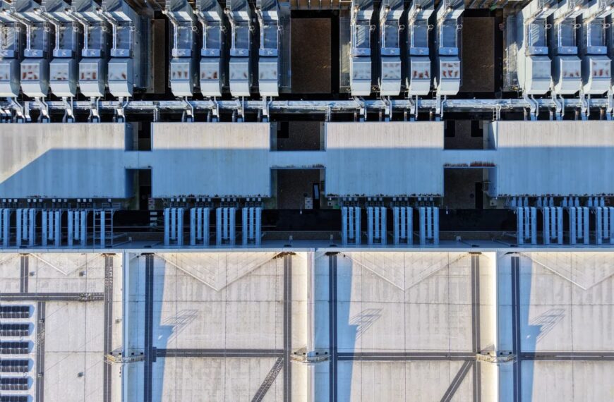 ИИ вышел из чатов: теперь он двигает экономику Нейросети перестают…