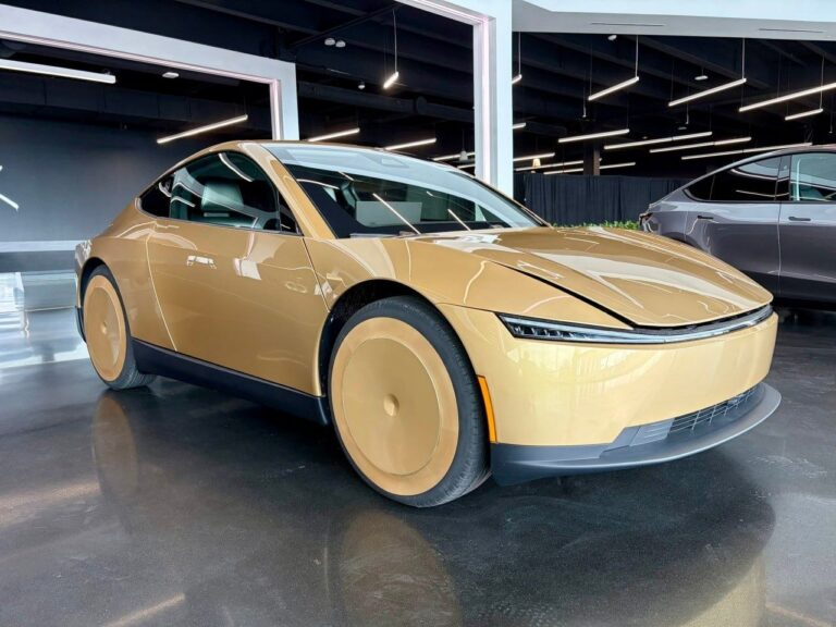 Первый серийный автомобиль без руля сошёл с конвейера Tesla в…