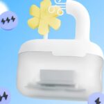 Белый вентилятор с желтыми символами на голубом фоне с облаками.