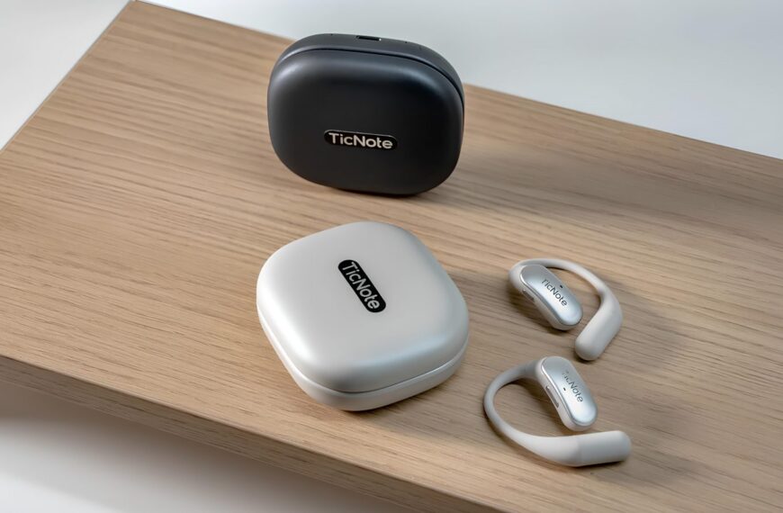 Беспроводные наушники и футляры TicNote на деревянной поверхности.