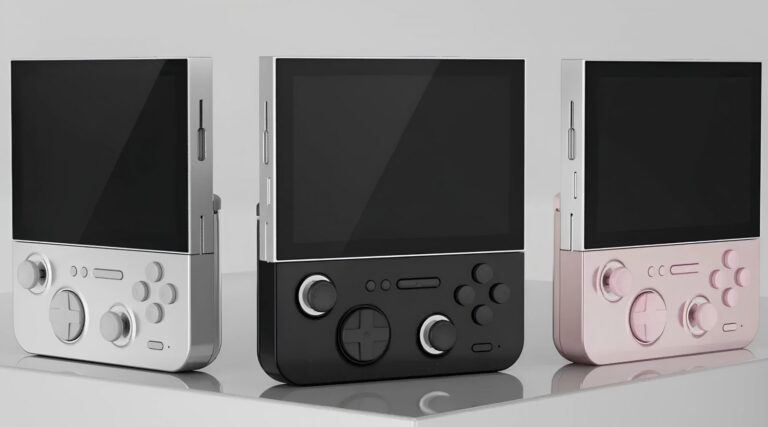 Три портативные игровые приставки разных цветов на светлом фоне.